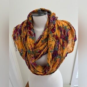Scarf with fringe, gold with flowers